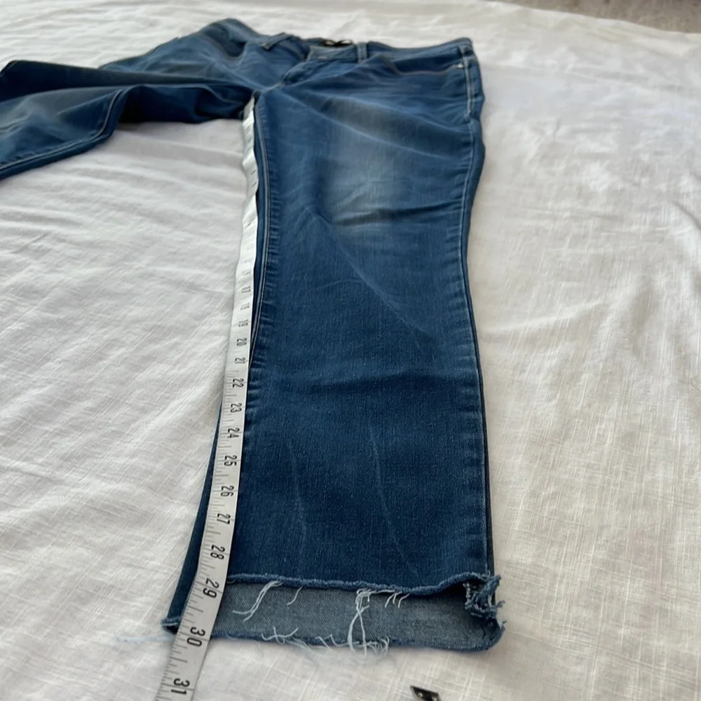 Women Levi’s Revel size 31. Demi curve skinny